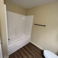 Woodland Hill - 2 bedroom, 1 bathroom unit - bathroom tub